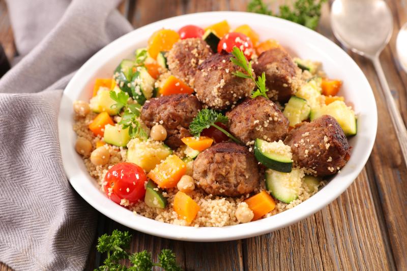 Teller mit leckerem Essen, © AdobeStock